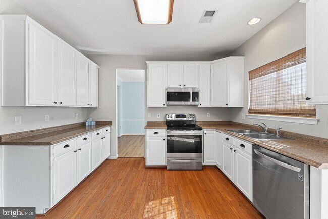 Building Photo - 6131 Waverly Way