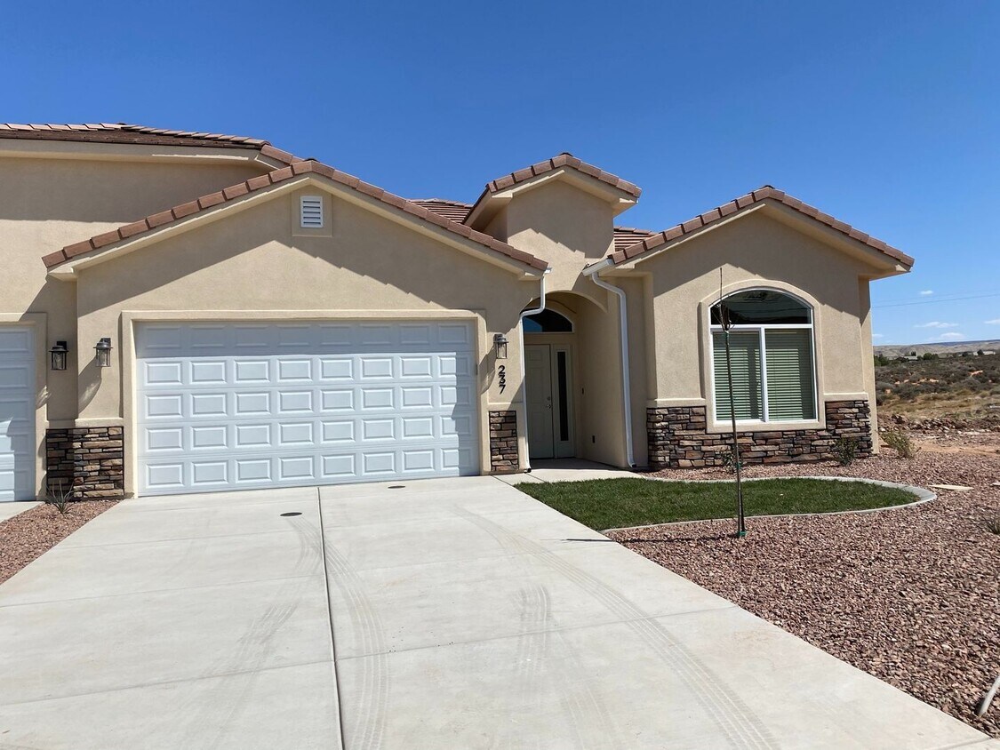 Foto principal - Gemstone Properties - Sky Ridge Townhome