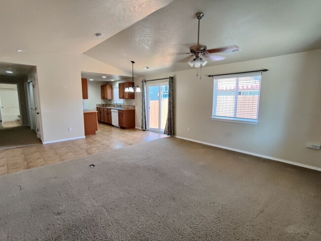 Building Photo - West Kennewick Location Close to Freeway A...