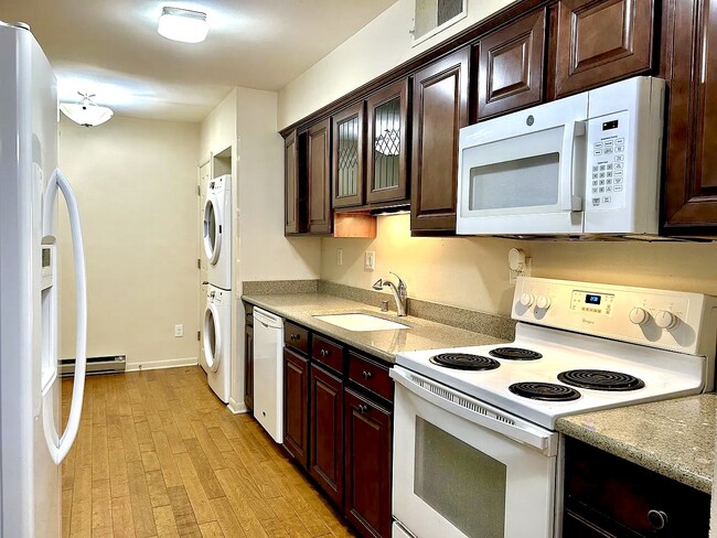 Foto del edificio - 1818 E Shorewood Blvd