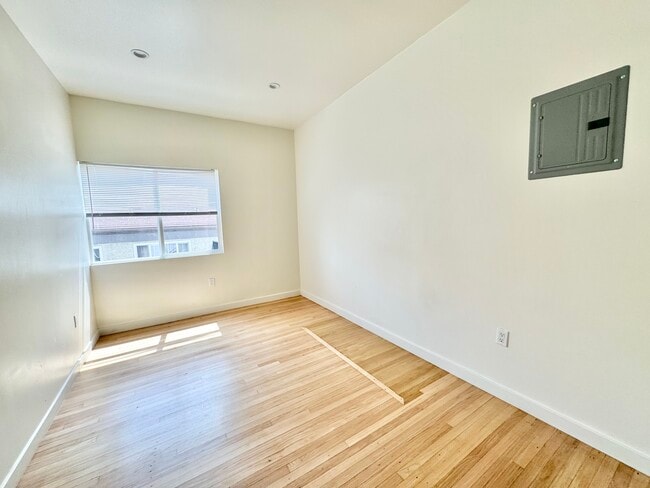 Building Photo - 515-518 3/4 N Mariposa Ave