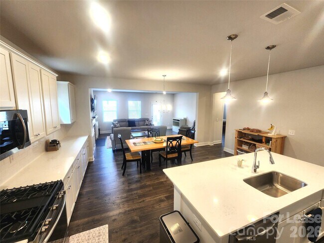 Foto del edificio - 4005 Puddle Pond Rd