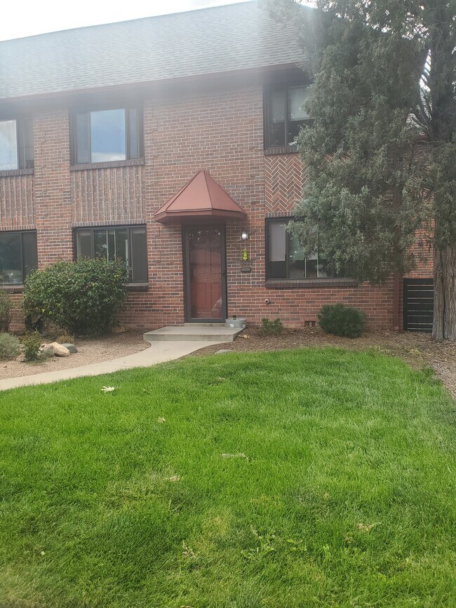 Frente - 3339 N Harrison St