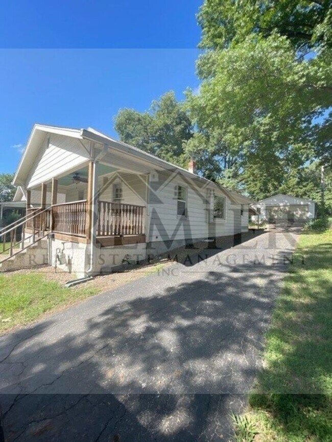Building Photo - 2 bed / 1 bath house 1812 S Cedar Ave Inde...