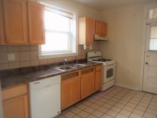 Kitchen D/W - 5317 W Giddings St