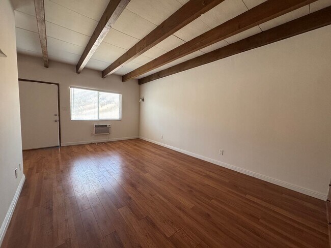 Foto del edificio - Large and Bright Studio with wood ceiling beams and floors...