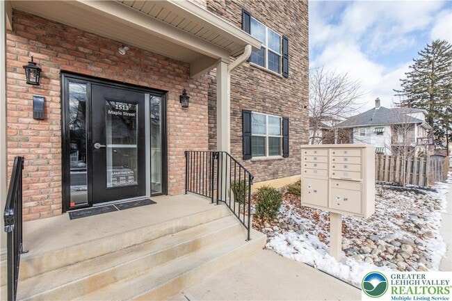 Building Photo - 1513 Maple St