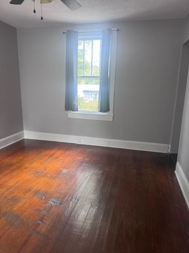 Building Photo - 2 Bedroom, 2 Bath walking distance to ECU