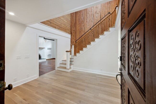 Building Photo - Available 6/15. Stunning, Fully-Rennovated...