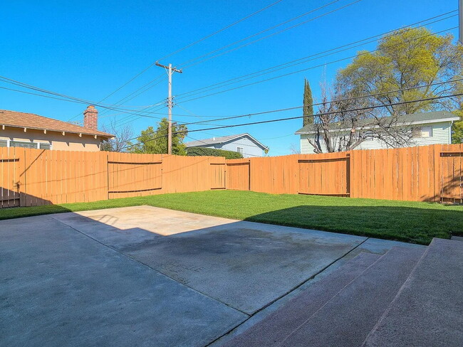 Building Photo - An attractive 3 bedroom, 2 bath, 1352 square foot home is now available for rent