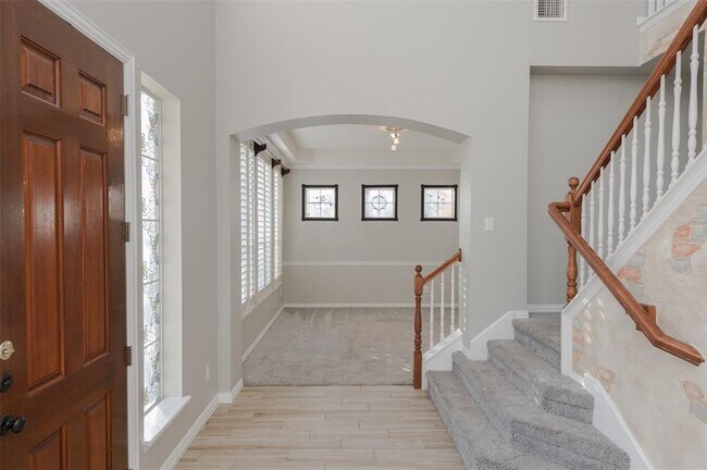 Building Photo - 1727 Bluffview Ln