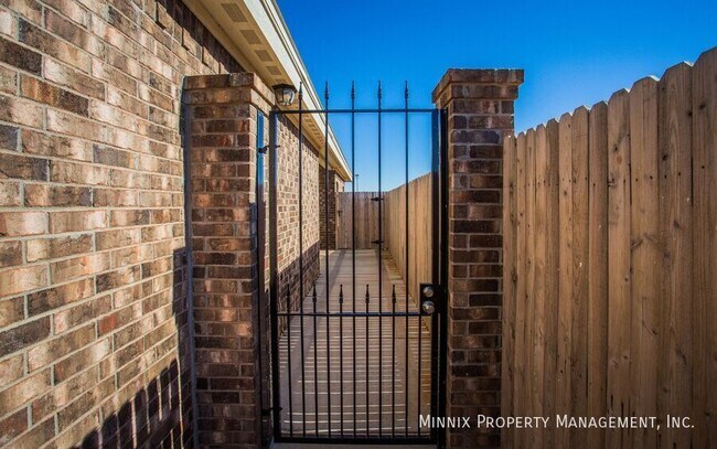 Foto del edificio - 12007 Englewood Ave