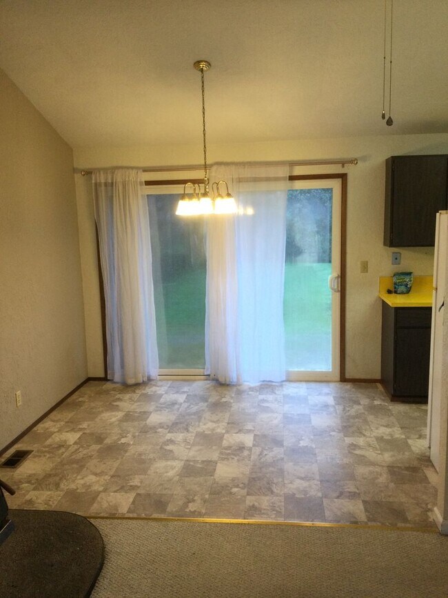 Photo - 2 Bedroom Home with Large Fenced Yard in T...