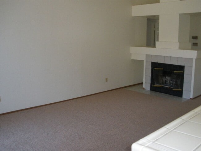 Building Photo - 700 Rambleton Dr