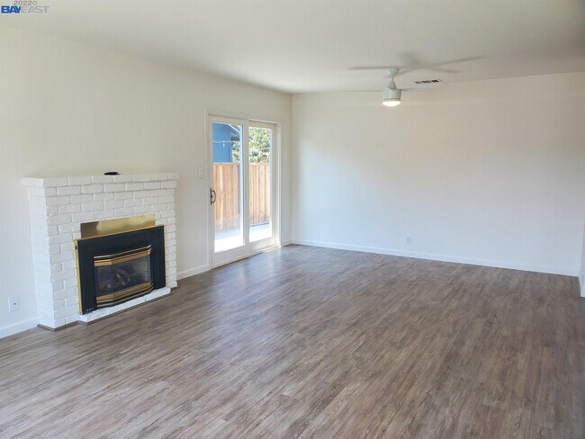 Building Photo - 275 Albatross Ave