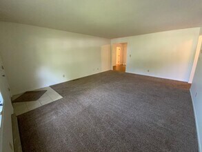 Building Photo - 207-207 Briarcrest Ct