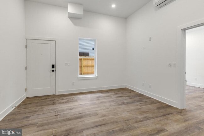 Building Photo - 2214 N Front St