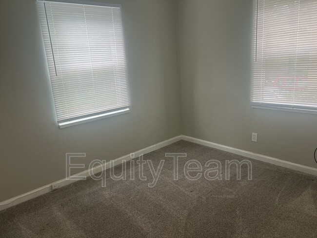 Building Photo - 570 Hadley Ave