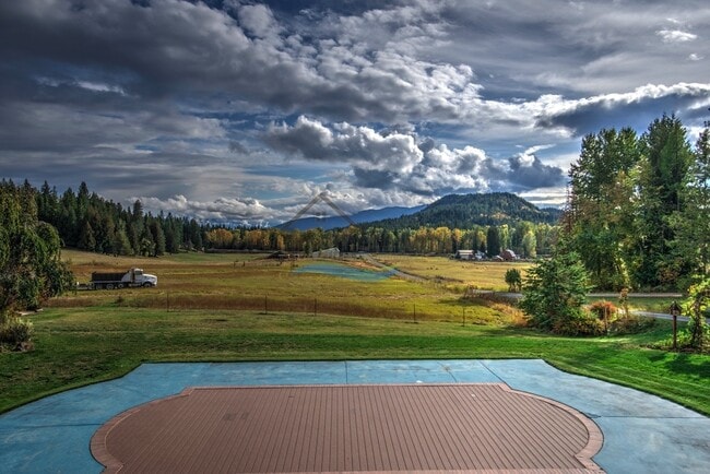 Building Photo - Custom Country Home With Spectacular Views...