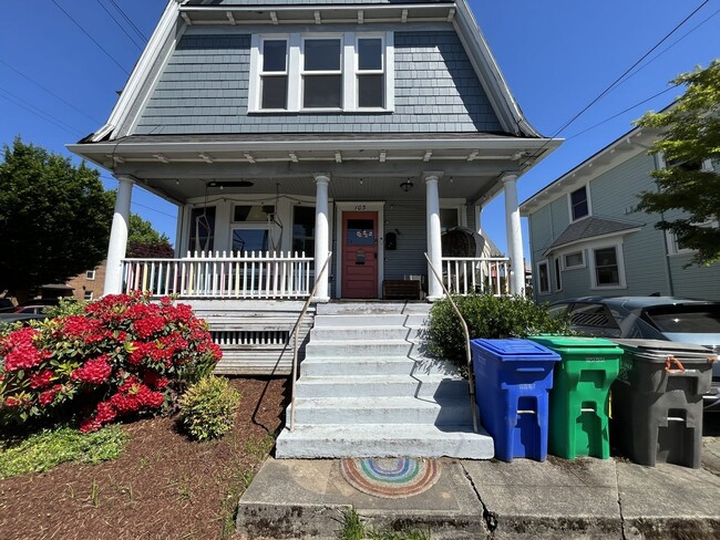 Building Photo - Warm and Welcoming Portland Home with Classic Charm, Modern Kitchen & Outdoor Deck