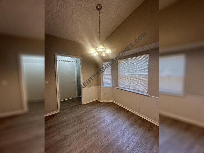 Building Photo - 1063 Squire Mansion