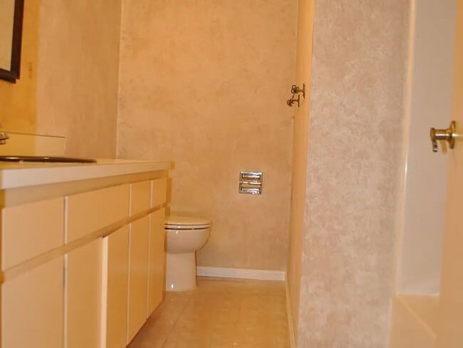 Building Photo - One level single family house, great location, ease access to all daily essentials