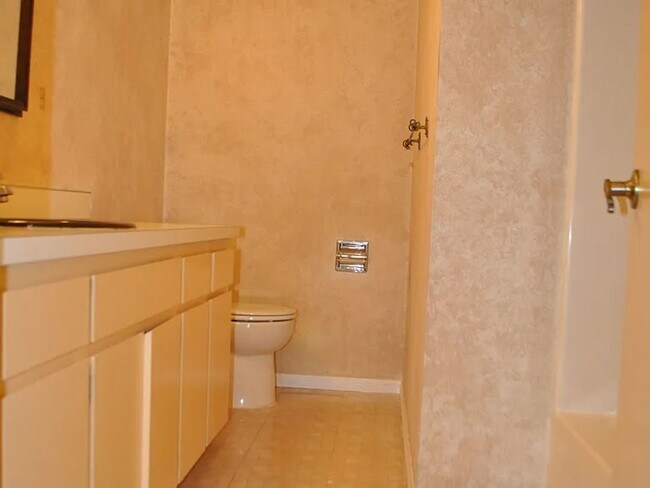 Foto del edificio - One level single family house, great location, ease access to all daily essentials