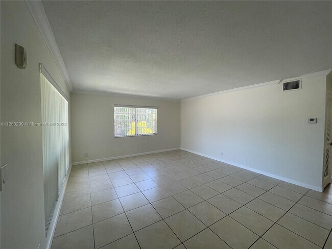 Building Photo - 532 S Crescent Dr