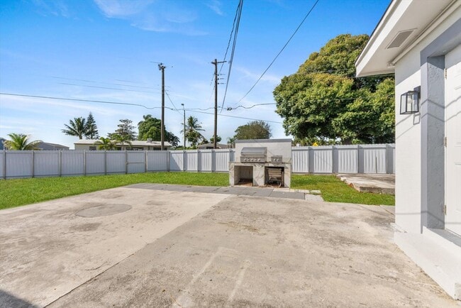 Foto del edificio - 2329 West Dr