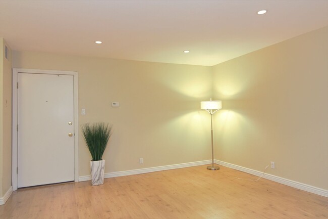 Building Photo - 1 Bedroom Condo For Lease in Fullerton