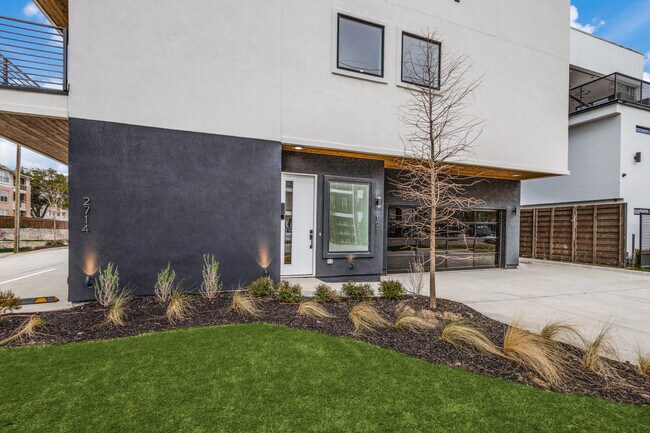 Photo - 2714 N Carroll Ave Townhome