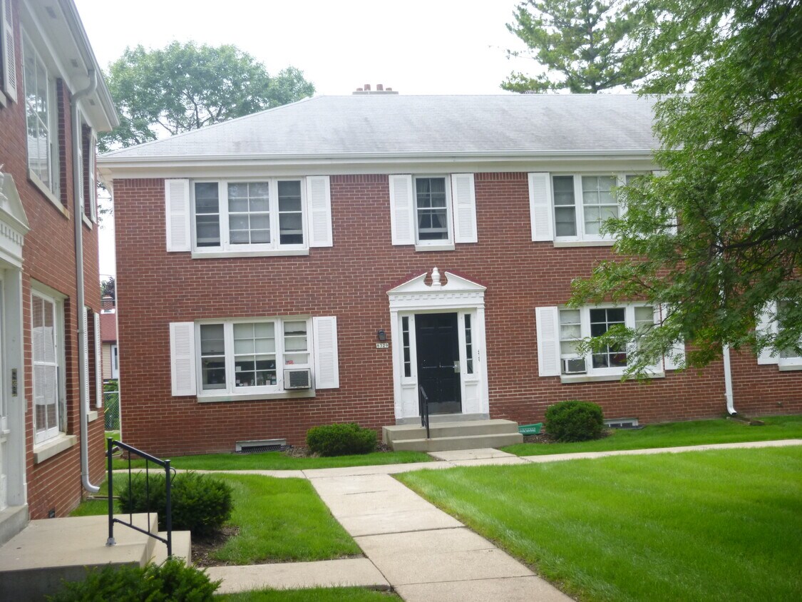 8329 W North Ave Unit 2, Wauwatosa, WI 53213 Apartments in Wauwatosa