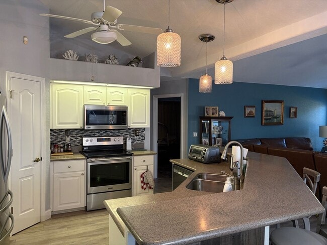 Building Photo - GLORIOUS POOL AND HOT TUB 3/2/3 HOME with Lemon tree and privacy!