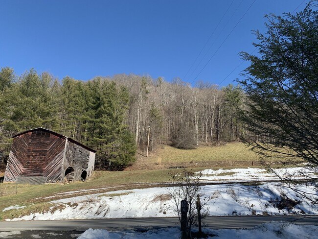 Foto del edificio - 664 Bear Branch Rd