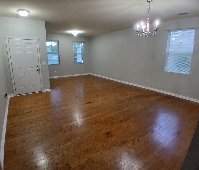 Building Photo - 8 Cedar Creek Cir