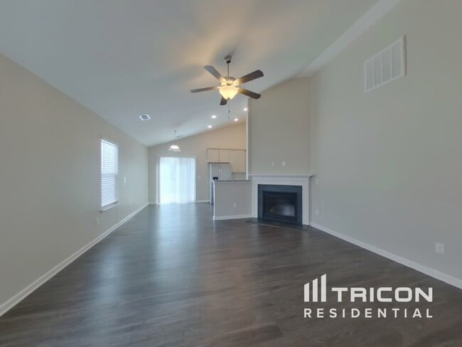 Building Photo - 590 Pollyanna Dr