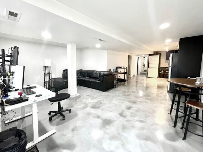 Foto del edificio - Video Tour- Large UK Village 2 Bedroom Garden. Laundry. Internet