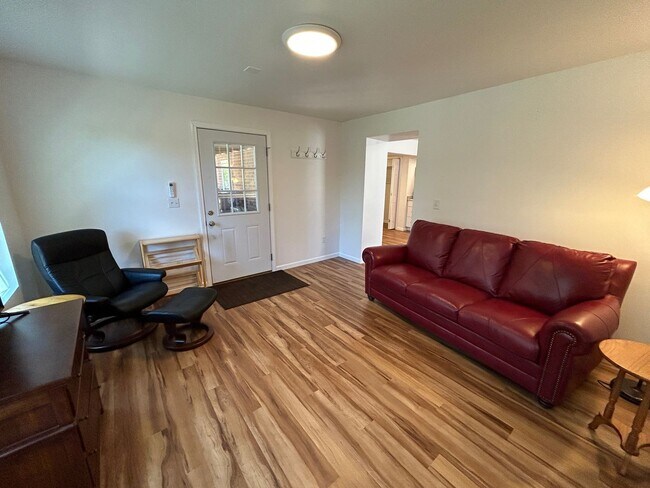Foto del edificio - West AVL - Furnished Basement Studio Apart...