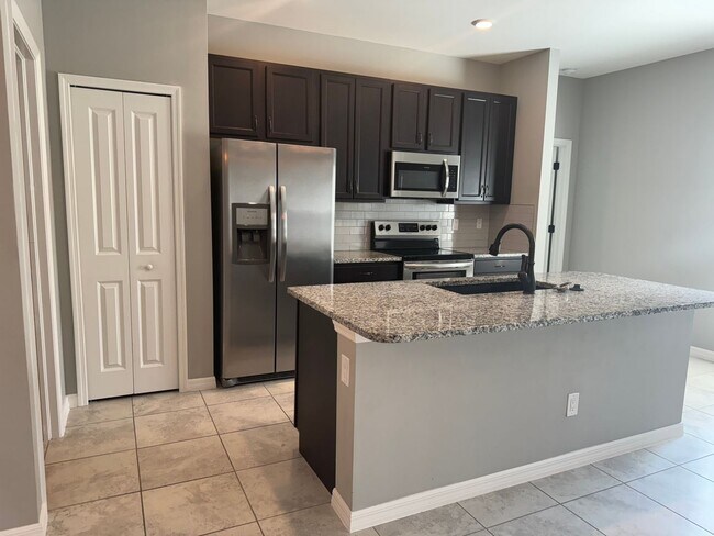 Foto del edificio - 3 Bed + Den with 2 Baths & 2 Car Garage
