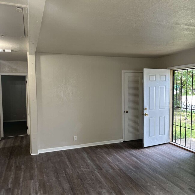Building Photo - 5817 N Teutonia Ave