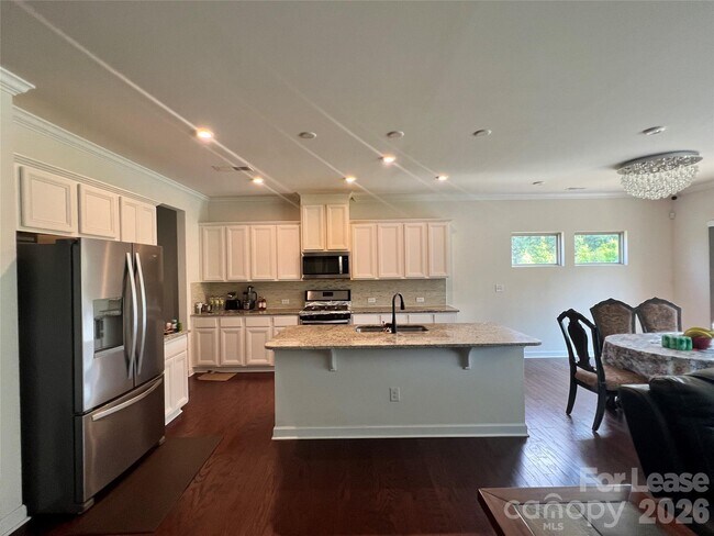 Foto del edificio - 8411 Flint Hill Dr