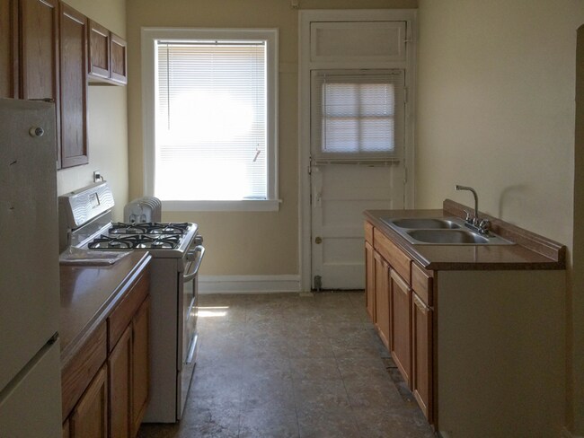 Foto del edificio - 1643 W 80th St