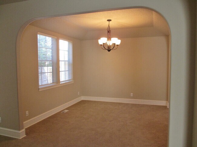 Foto del edificio - **$300 Off First Month's Rent** Lovely Thr...