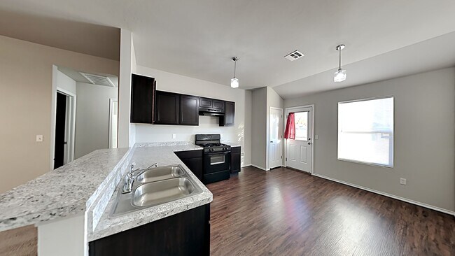 Foto del edificio - Very Nice 4 Bedroom 2 Bath Home in Mustang Schools