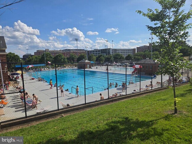 Foto del edificio - 757 Girard St NW