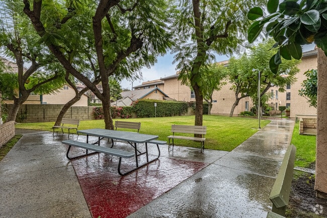 Patio - Figueroa Gardens