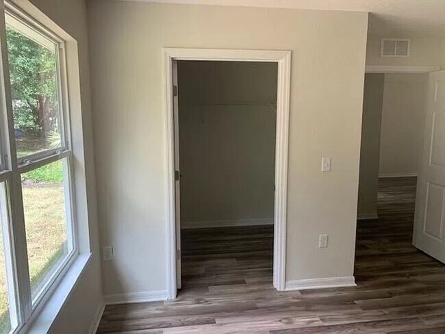 Building Photo - 1 BEDROOM FOR RENT: Master Bedroom W/ Priv...