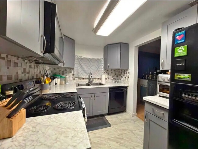 Foto del edificio - 11512 Grovewood Ave
