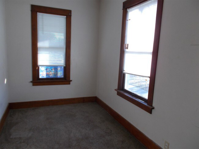 Building Photo - 222 W 9th St