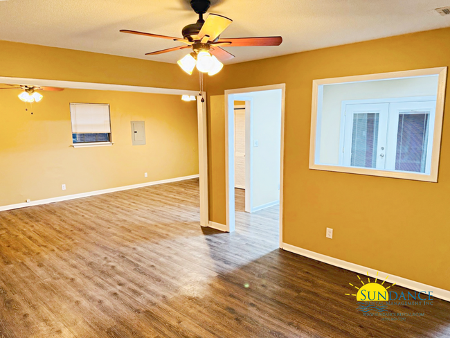 Building Photo - Beautiful 3 Bedroom Home In Mary Esther!